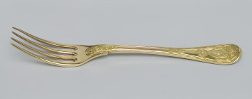 ujęcie 3/4– od strony awersu. Ujęcie z zębiskami po lewej stronie.