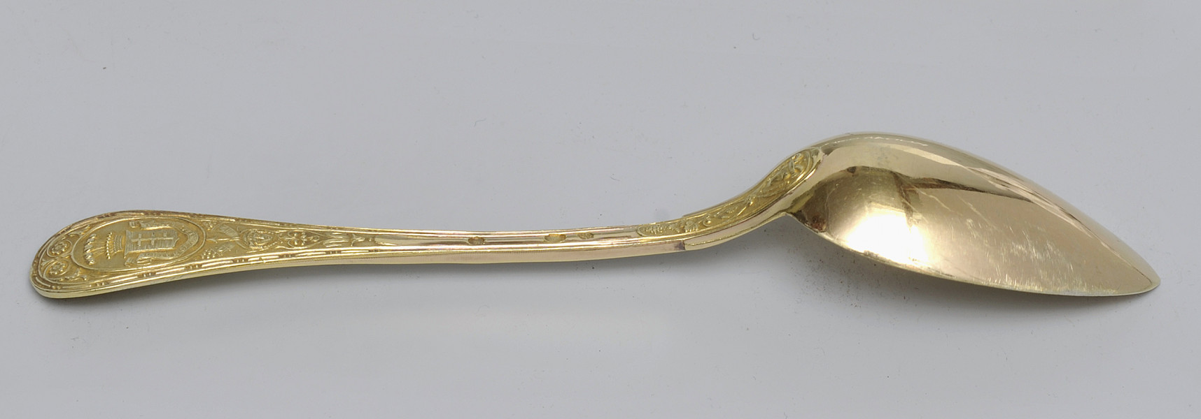 ujęcie 3/4 - widoczna zewnętrzna strona czerpaka. Ujęcie z nabierakiem po prawej stronie.