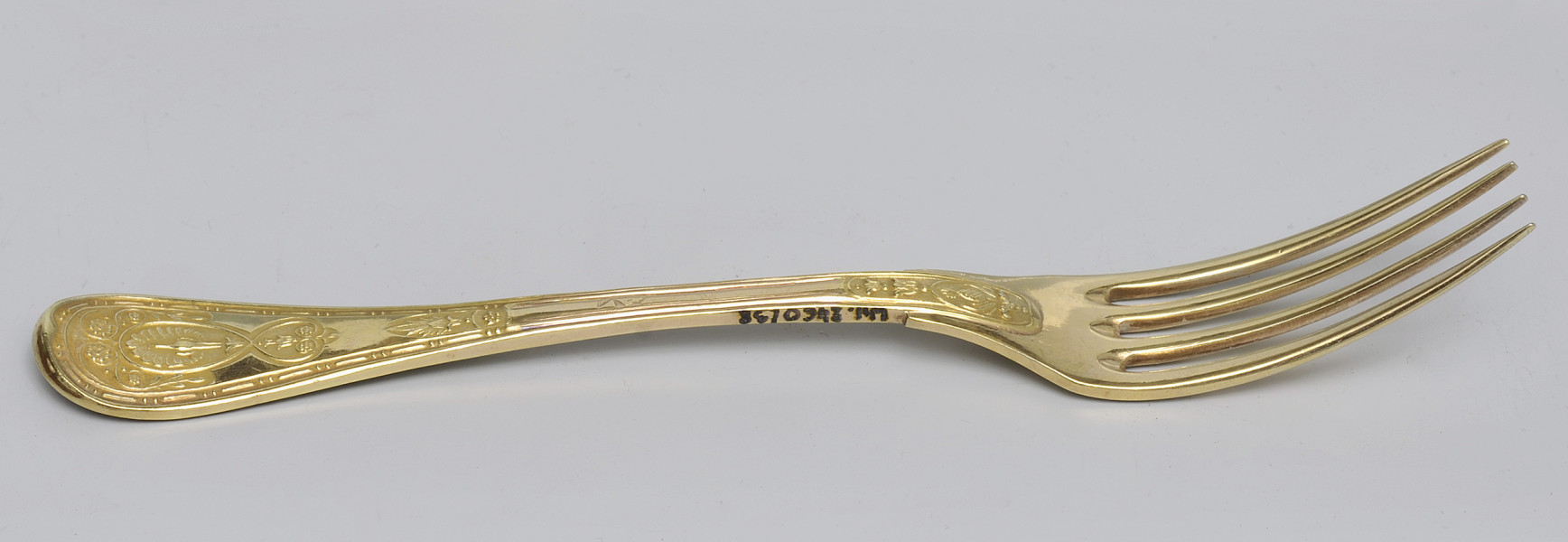 ujęcie 3/4 – od strony awersu. Ujęcie z zębiskami po prawej stronie i napisem inwentarzowym w górnej części bocznej krawędzi rączki.