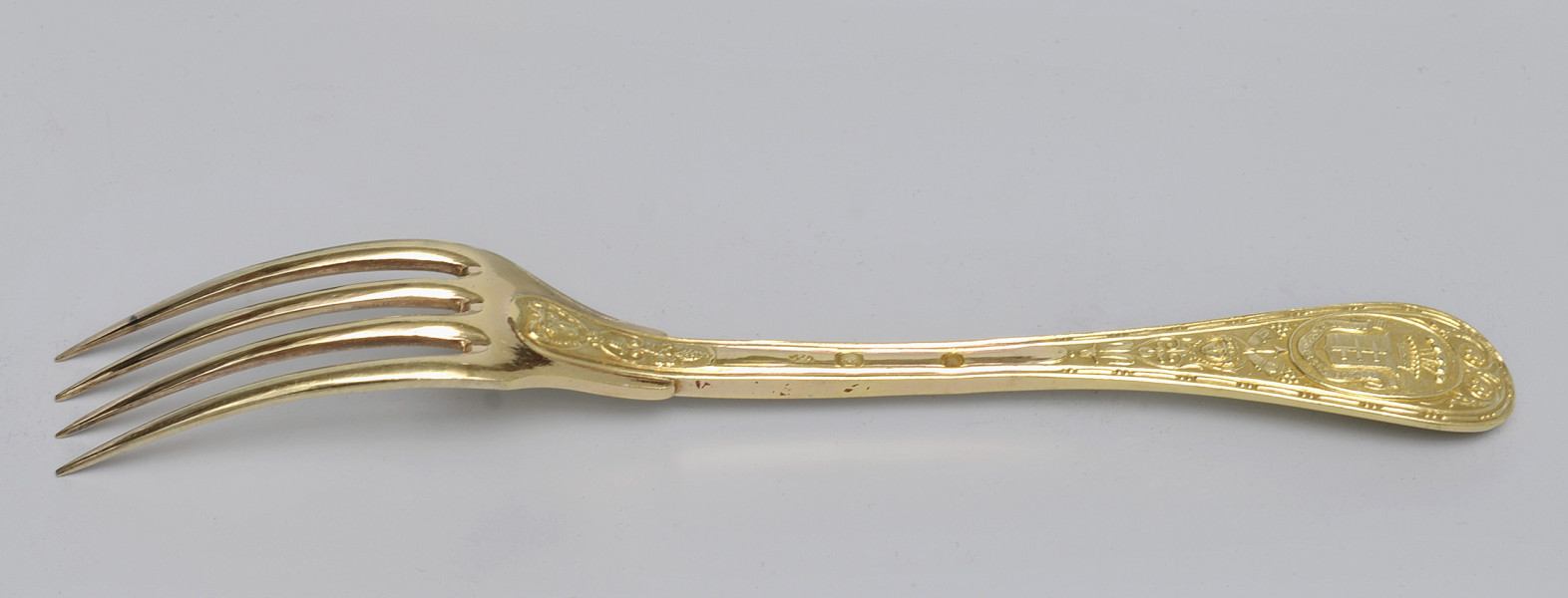 ujęcie 3/4 – od strony rewersu. Ujęcie z zębiskami po lewej stronie. W środkowej części rączki trzy punce.