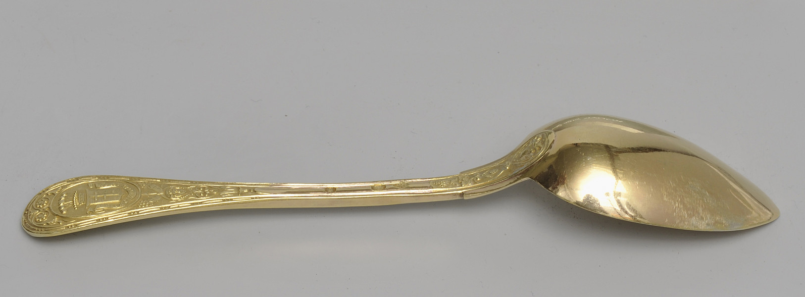 ujęcie 3/4 - widoczna zewnętrzna strona czerpaka. Ujęcie z nabierakiem po prawej stronie.