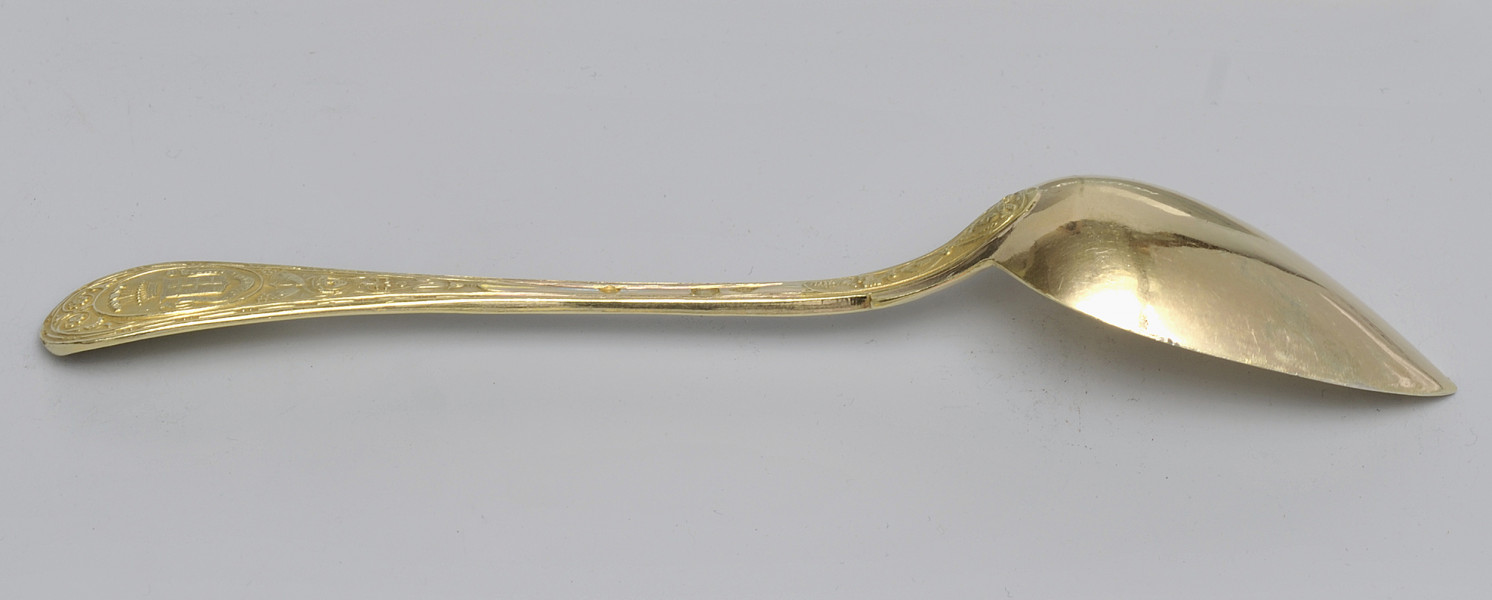 ujęcie 3/4 - widoczna zewnętrzna strona czerpaka. Ujęcie z nabierakiem po prawej stronie.