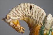 Łeb ceramicznego konia, nieco spuszczony, zwróconym w lewo. 