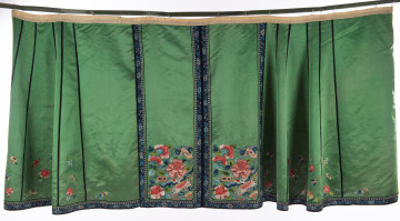 Rozwinięta spódnica z jedwabiu haftowana nad dolną krawędzią w kwiaty i motyle.