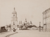zbliżenie na plac przed cerkwią. Po lewej stronie dzwonnica, w centrum, na tle soboru konny pomnik hetmana Chmielnickiego