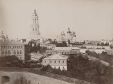 zbliżenie na zdjęcie przedstawiające klasztor i Wielką Dzwonnicę. Ujęcie lekko z góry, z dzwonnicą po lewej stronie