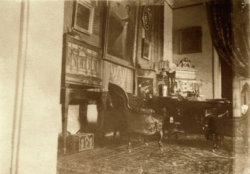 Na zdjęciu widoczne jest wnętrze salonu pałacowego.