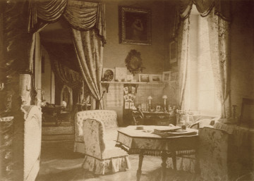 Fotografia przedstawia wnętrze sypialni z oknem po prawej stronie.