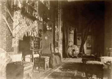 Fotografia przedstawia wnętrze salonu.
