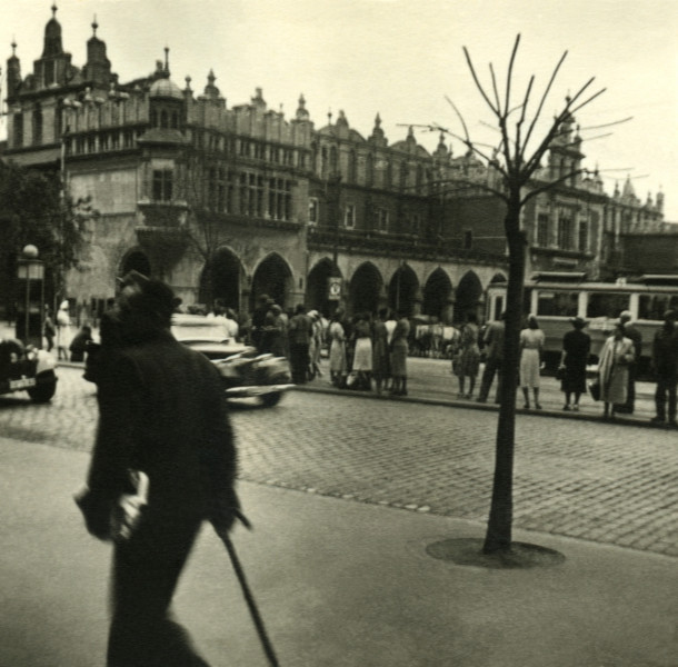 Na zdjęciu znajduje sie budowla Sukiennic na Rynku Głównym w Krakowie.