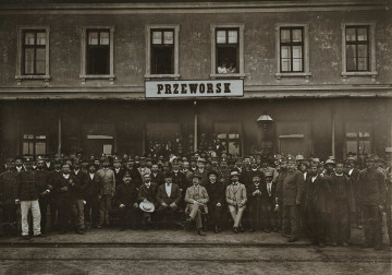 Fotografia grupowa pod budynkiem z napisem Przeworsk.