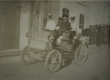 Fotografia przedstawia cztery osoby w samochodzie.