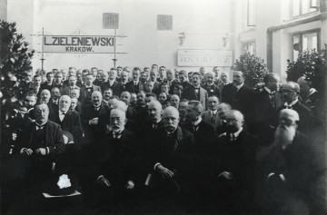 Na zdjęciu znajduje się grupa kilkudziesieciu męzczyzn w pomieszczeniu.
