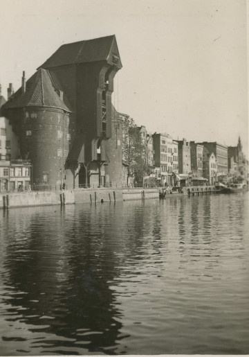 Na zdjęciu znajduje się budowla; żóraw portowy, nad rzeką.