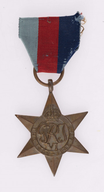 H/2466/MRK/ML - Odznaką jest sześcioramienna gwiazda bita w brązie z okrągłą tarczą w środku. Na tarczy  napis: GRJ VI, w otoku The 1939-1945 Star i korona Imperium Brytyjskiego, rewers gładki.
