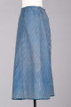 E/189/MRK/ML - Spódnica ze szczoteczką koloru niebieskiego. Obwód w pasie 72 cm. Obwód spódnicy u dołu 223 cm, od spodu obszyta niebieską szczoteczką. Z przodu wiązana na 2 sznurki.