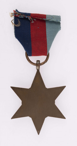 H/2466/MRK/ML - Odznaką jest sześcioramienna gwiazda bita w brązie z okrągłą tarczą w środku. Na tarczy  napis: GRJ VI, w otoku The 1939-1945 Star i korona Imperium Brytyjskiego, rewers gładki.
