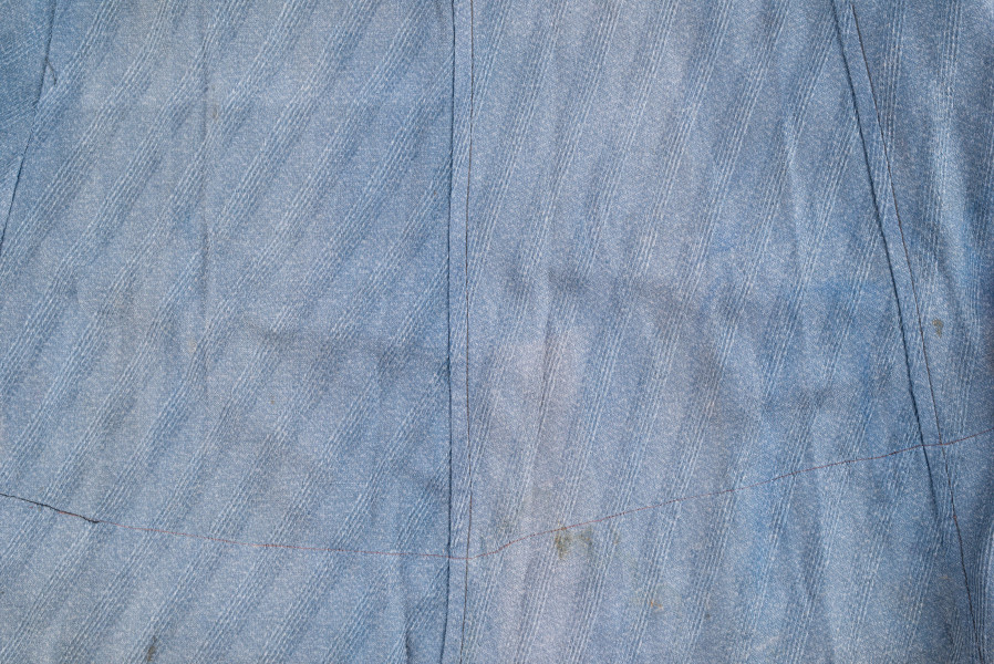 E/189/MRK/ML - Spódnica ze szczoteczką koloru niebieskiego. Obwód w pasie 72 cm. Obwód spódnicy u dołu 223 cm, od spodu obszyta niebieską szczoteczką. Z przodu wiązana na 2 sznurki.