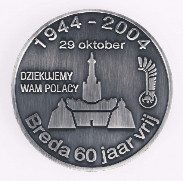 H/2449/MRK/ML - Medal bity w białym metalu, oksydowany. Na awersie popiersie gen. Maczka w berecie, na rewersie w środku symboliczne budowle, odznaka dywizyjna i napis `Dziękujemy Wam Polacy` w otoku daty 1944-2004 29 Oktober.
