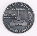 H/2449/MRK/ML - Medal bity w białym metalu, oksydowany. Na awersie popiersie gen. Maczka w berecie, na rewersie w środku symboliczne budowle, odznaka dywizyjna i napis `Dziękujemy Wam Polacy` w otoku daty 1944-2004 29 Oktober.

