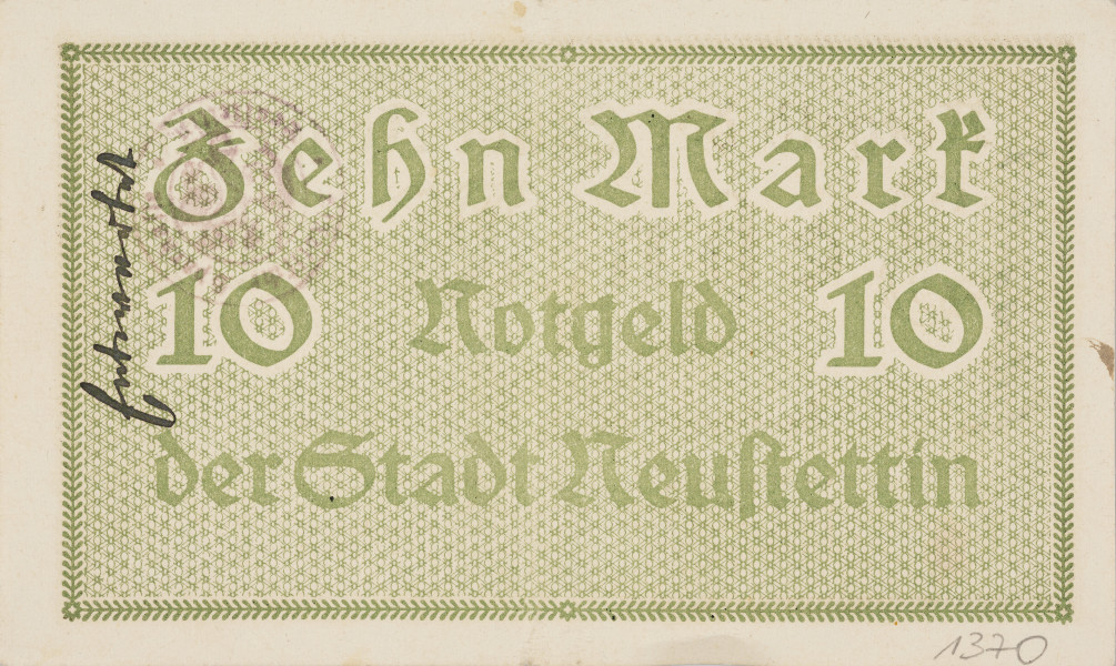 10 marek - Ujęcie z tyłu; Bon o nominale 10 marek. Na stronie odwrotnej na zielonym poddruku naśladującym tzw. siatkę giloszową dużymi literami wydrukowano napis w kolorze zielonym: Zehn Mark/ Notgeld/ der Sdadt Neustettin. Po bokach umieszczono cyfrowe oznaczenia nominału: 10 - 10. Wzdłuż lewej krawędzi pola bonu odręczny napis czarnym atramentem: Entwertet. W lewym górnym narożniku w fioletowym tuszu odciśnięta słabo czytelna pieczęć Miejskiej Kasy Oszczędności w Szczecinku, z herbem miejskim w polu i napisem w otoku: Städische Sparkasse * Neustettin *. Całość została otoczona ramką z motywem floralnym w kolorze zielonym.