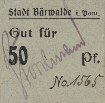 50 fenigów - Ujęcie z przodu; Na niewielkim kwadratowym błękitnym kartoniku przy górnej krawędzi nad poziomą belką napis: Stadt Bärwalde in Pom. Poniżej oznaczenie nominału: Gut für/ 50 - Pf. W prawym dolnym narożniku czarnym atramentem w wyznaczone pole wpisano numer kolejny bonu: No: 1565. Po przekątnej od lewego dolnego narożnika faksymile podpisu odbite w fioletowym tuszu: Strockmann.