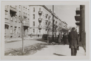Fotografia - fotokopia ulicy Lublina z czasów okupacji wykonana ze zdjęcia oryginalnego, opatrzona pieczątką `Lublin, dnia 23 LIP 1944`.
