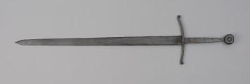 miecz typu XIIIa H2 1b (Oakeshott) - ujęcie z przodu; Miecz w typie: XIIIa, H2, 1b. Głownia o dł. 88,1 cm i szer. 4,9 cm, prosta, jednosieczna ze zbroczem, lekko zbieżna ku sztychowi. Sztych kończysty. Trzpień głowni lekko zwężający się ku końcowi. Jelec krzyżowy, lekko wygięty ku głowni, z zawiniętymi ku głowicy końcami ramion. Głowica nieregularna, ośmioboczna, z rytym dużym kołem na płaszczyznach. Znaki i zdobienia: Na głowni, złotym metalem, nieczytelny znak, dwóch okręgów, w środku których, znajdował się znak krzyża kawalerskiego, obecnie słabo czytelny. Czerwoną farbą na głowni przy nasadzie napis: ODER 1238.