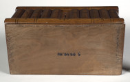 Kasetka drewniana – prostopadłościenna; elementy konstrukcyjne fornirowane oraz intarsjowane, z malowanym czernią detalem i konturowaniem.