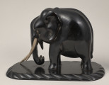Figurka słonia wykonanego z drewna hebanowego i kości zwierzęcej