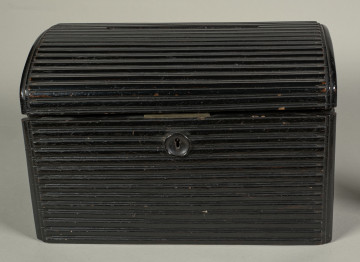 Kasetka drewniana – prostopadłościenna, ozdobna skrzynka, z wyraźnie wyoblonym wiekiem