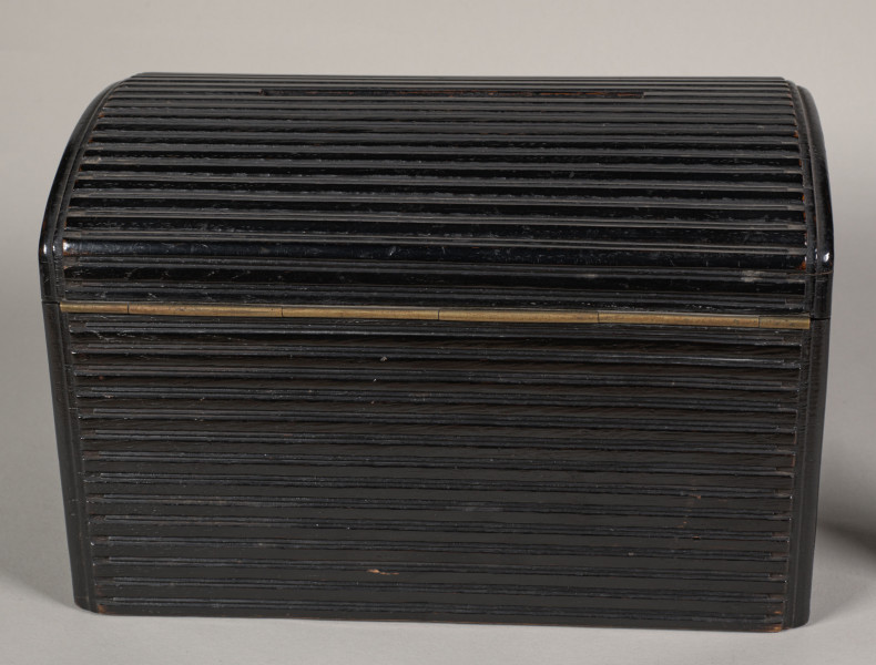 Kasetka drewniana – prostopadłościenna, ozdobna skrzynka, z wyraźnie wyoblonym wiekiem