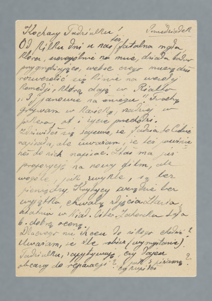 List na karcie pocztowej pisany na pustej części karty i na części przy danych pocztowych. Na rewersie nadrukowany znaczek pocztowy, okrągła pieczątka z datą nadania i fragment prostokątnej pieczątki przy krawędzi karty; nadruki - m.in. „POLSKA – POLOGNE | KARTKA POCZTOWA – CARTE POSTALE”.
Z treści: Kochany Tadziulku! | Od kilku dni u nas też fatalna mgła, która szczególnie na mnie działa bardzo przygnębiająco, wobec czego muszę dziś rozweselić się kinie na wesołej komedji, którą dają w Rialto „3j panowie na śniegu”. […]