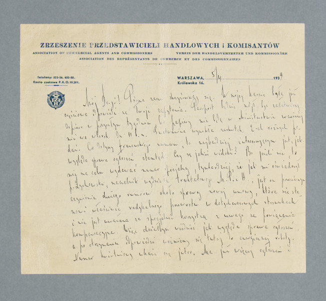 Odręczny list napisany na obu stronach pojedynczej karty papieru firmowego. U góry pierwszej strony karty nadruk: „ZRZESZENIE PRZEDSTAWICIELI HANDLOWYCH i KOMISANTÓW | ASSOCIATION OF COMMERCIAL AGENTS AND COMMISSIONERS VEREIN DER HANDELSVERTRETER UND KOMMISSIONÄRE | ASSOCIATION DES REPRÉSENTANTS DE COMMERCE ET DES COMMISSIONNAIRES”. Pozaginane rogi karty.
Z treści: Mój Drogi! Pisma nasze skrzyżowały się. W mojej karcie była już częściowa odpowiedź na Twoje zapytania. Paszport będzie mógł być załatwiony dopiero w przyszłym tygodniu, bo papiery nie będą w Ministerstwie wcześniej niż we wtorek, dn. 11 b. m. Gmatwanina wynikła wskutek 2-ch różnych podań. Co dotyczy francuskiego numeru, to najbardziej interesującym jest, jak wygląda sprawa ogłoszeń stamtąd. Czy są jakieś widoki? […]