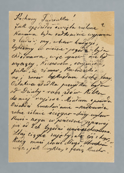 List na karcie pocztowej pisany na pustej części karty i na części przy danych pocztowych. W prawym górnym rogu plama, prawdopodobnie z tłuszczu. Na rewersie nadrukowany znaczek pocztowy, pozostałości oderwanego znaczka, pieczątki pocztowe; nadruki - m.in. „TELEFON MIĘDZYMIASTOWY USUWA ODLEGŁOŚĆ!”.
Z treści: Kochany Tadziulku! | Jak spędziłeś święta zielone? Warszawa była całkowicie wyprana z ludzi, my, wbrew tradycji, byliśmy w mieście – pogoda była chłodnawa, więc spacer nie był męczący. […]
