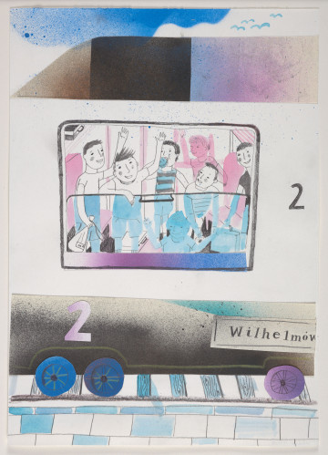 kolaż - Praca w kolorach (różne odcienie): niebieskim, fioletowym (różowym), brązowym (złotym) i czarnym. Przedstawienie siedmiu chłopców, widocznych w otwartym do połowy (opuszczonym do połowy wysokości) oknie wagonu kolejowego. Części postaci chłopców za szybą - w większości w kolorze niebieskim (ekolina). Wagon ukazany z boku, fragmentarycznie (środkowa część długości, bez przodu i tyłu). Czterech z chłopców podnosi ręce do góry. Nad wagonem widoczna po lewej niebieska chmura (farba: plamkowanie) i cztery błękitne ptaki (ekolina), na wagonie po prawej od okna widoczna cyfra (naniesiona odręcznie): 2, pod oknem a nad kołami kolejna (naklejona) - różowa 2, nad kołem po prawej - fragment obramowanego napisu (odręczny): Wilhelmó[w] [...], pod kołami wagonu (koła to elementy naklejone, na nich elementy narysowane) widoczne niebieskie podkłady i ciemne szyny (ekolina i rysunek), wzdłuż krawędzi dolnej trzy rzędy białych lub niebieskich prostkątów (płyty; rysunek i ekolina). Jeden z chłopców - najbardziej po lewej - trzyma worek z częściowo widocznym napisem: MA.