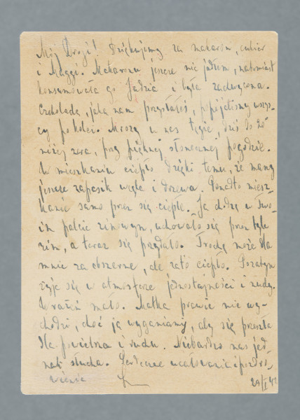 List na karcie pocztowej. Na rewersie trzy znaczki (dwa naklejone, jeden nadrukowany) nalepka polecenia, cztery okrągłe pieczątki pocztowe (dwie z datą nadania i dwie z godłem III Rzeszy), dwa prostokątne stempelki z numerami 247 i 308; nadruki - m.in.: „POSTKARTE”.
Z treści: Mój Drogi! Dziękujemy za makaron, cukier i Maggi. Makaronu jeszcze nie jadłem, natomiast konsumowała go Jadzia i była zachwycona. Czekoladę, jaką nam przesłałeś, popijaliśmy wszyscy po kolei. Mrozy u nas tęgie. Dziś do 20° niżej zera, przy pięknej słonecznej pogodzie. W mieszkaniu ciepło dzięki temu, że mamy jeszcze zapasik węgla i drzewa. […]