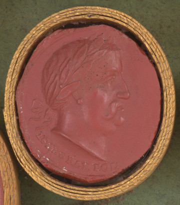 czerwona owalna gemma w grubym złotym obramowaniu; prawy profil głowy mężczyzny w średnim wieku (Jana III Sobieskiego), o krótkich włosach i bujnych, podręconych wąsach, w wieńcu laurowym na głowie. Poniżej przecięcia szyi napis: JOANN- 3REXPOL (JAN III KRÓL POLSKI).