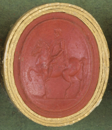 czerwona owalna gemma w grubym złotym obramowaniu; mężczyzna w średnim wieku, z kręconymi włosami i brodą, siedzi na koniu idącym stępa, postacie zwrócone w lewą stronę
