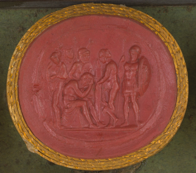 czerwona owalna gemma w grubym złotym obramowaniu; scena wielofiguralna, na pierwszym planie Achilles siedzący na postumencie, trzymający głowę w dłoniach, ma chustę przewieszoną na udach. Naprzeciw jego stoi odparty o kolumnę nagi mężczyzna (Antylochos) z szalem w ręku, za którym stoi wojownik w zbroi z włócznią i tarczą. Obok Achillesa stoi także drugi wojownik, a za nim Bryzeida. W tle widoczna jeszcze jedna postać kobieca.