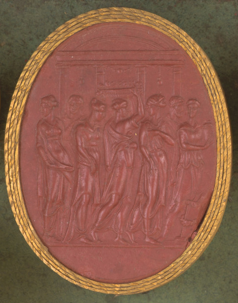 czerwona owalna gemma w grubym złotym obramowaniu; scena wielofiguralna, widoczne 7 postaci stojących jedna za drugą: 6 kobiet i 1 młodzieniec; kobiety sa ubrane w długie peplosy, jedna z nich niesie na głowie kosz z owocami, inna wazę. U stóp kobiety z wazą widać postument z girlandą, w tle fasada świątyni. 