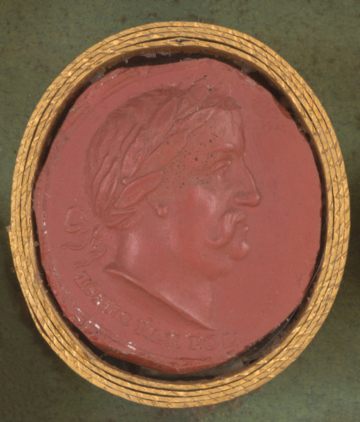 czerwona owalna gemma w grubym złotym obramowaniu; prawy profil głowy mężczyzny w średnim wieku (Jana III Sobieskiego), o krótkich włosach i bujnych, podręconych wąsach, w wieńcu laurowym na głowie. Poniżej przecięcia szyi napis: JOANN- 3REXPOL (JAN III KRÓL POLSKI).