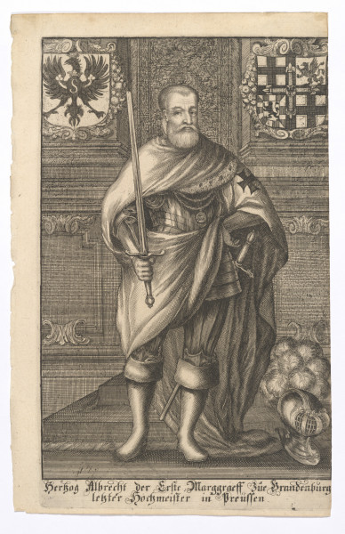 Fotografia w kadrze poziomym, przedstawia czarno białą grafikę, przyciętą z prawej strony. Na prostokątnej karcie portret mężczyzny stojącego na tle wnętrza, w prostokątnym polu obwiedzionym czarną ramką. Ujęcie całej postaci, w widoku na wprost, z głową lekko przechyloną w prawo. Ubrany w pełną zbroję płytową. Na ramionach spływający kaskadami na podłogę, biały, podbity futrem, płaszcz zakonny z czarnym krzyżem na ramieniu. Buty z wysokimi cholewami, wywiniętymi pod kolanami. Na piersi dwa łańcuchy, na dolnym Order Słonia. W prawej dłoni duży miecz, skierowany do góry. Lewa ręka zgięta w łokciu, przytrzymuje na wysokości pasa fałdy płaszcza. Do lewego boku przypasany drugi miecz. Twarz pociągła, znaczona półkoliście przyciętą brodą i wąsami. Czoło odkryte z widocznymi zakolami. Portretowany stoi na tle ściany zdobionej płycinami z dekoracją roślinną. U jego stóp po prawej, przyłbica z prętową zasłoną twarzy i piórami umieszczonymi z tyłu w tulei. W górnych płycinach boazerii w kartuszach dwie tarcze herbowe: po lewej – herb Prus Książęcych z czarnym orłem z rozpostartymi skrzydłami i literą S, po prawej – herb rodowy wielkiego mistrza Albrechta von Hohenzollerna. Pod kompozycją, pośrodku, w dwóch wersach napis ozdobną czcionką: Herzog Albrecht der Erste Marggraeff Zur Brandenburg letzter Hochmeister in Preußen.