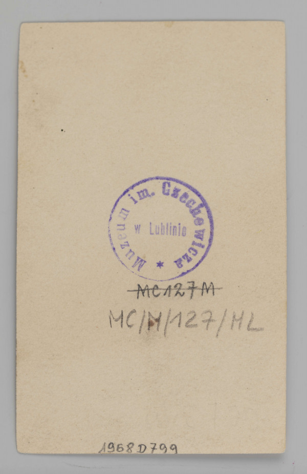 Józef Czechowicz w bramie kamienicy Starego Miasta w Lublinie		Fotografia
