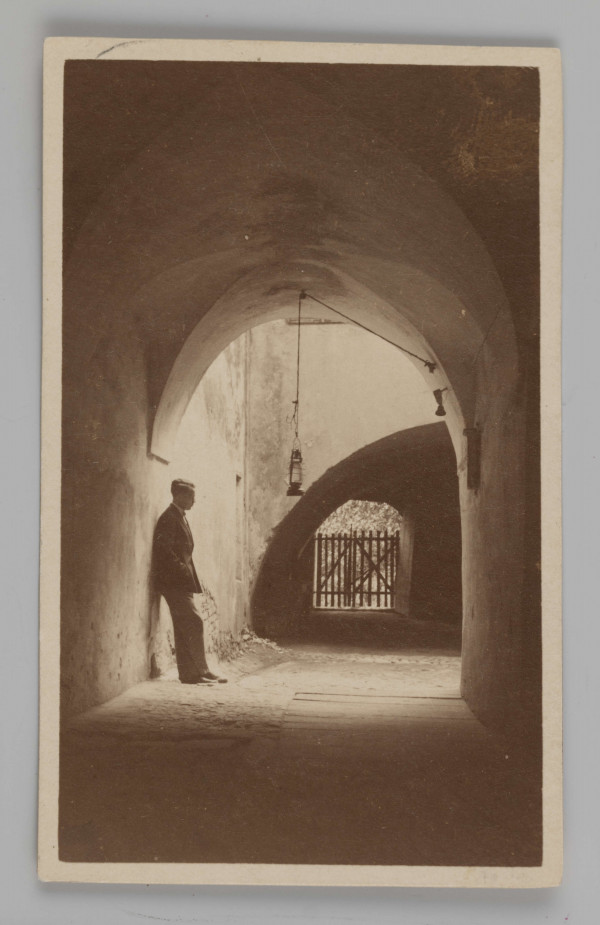 Józef Czechowicz w bramie kamienicy Starego Miasta w Lublinie		Fotografia