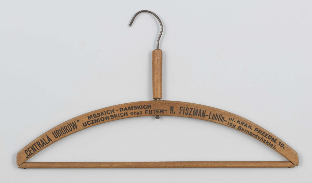 Wieszak drewniany z metalowym haczykiem z nadrukiem `Centrala Ubiorów` Męskich - Damskich - Uczniowskich oraz Futer - N. Fiszman Lublin ul. Krak. Przedm. 10, róg Bernardyńskiej