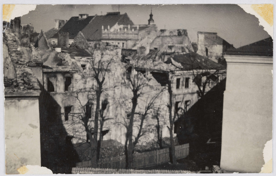 	Fotografia zbombardowanego Starego Miasta w Lublinie	nieznany (autor)	zdjęcie czarno-białe, papier błyszczący, w rogach zdjęcia charakterystyczne ślady po rożkach foto,  Fotografia zbombardowanego Starego Miasta w Lublinie, ul. Podwale,	