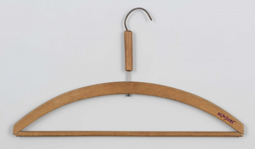 Wieszak drewniany z metalowym haczykiem z nadrukiem `Centrala Ubiorów` Męskich - Damskich - Uczniowskich oraz Futer - N. Fiszman Lublin ul. Krak. Przedm. 10, róg Bernardyńskiej