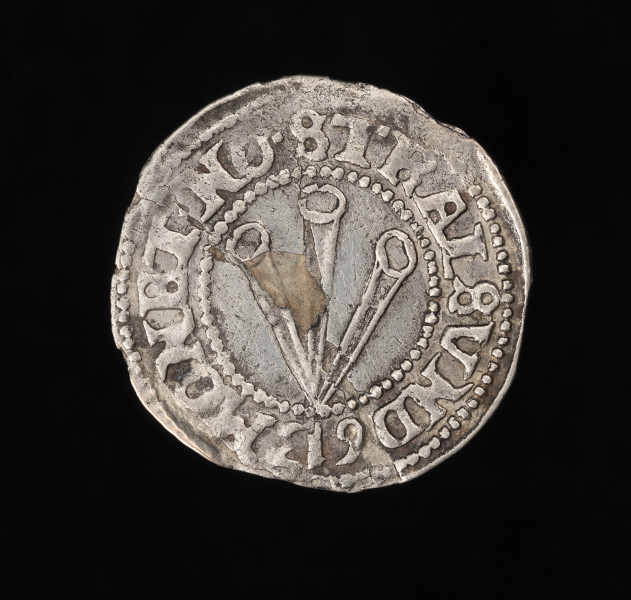 grosz (Kreuzgroschen) - awers; moneta srebrna;
Na awersie konturowy grot strzały o końcach zakończonych pierścieniami. W podwójnym perełkowym otoku napis: MONET NO STRALSVND 613.