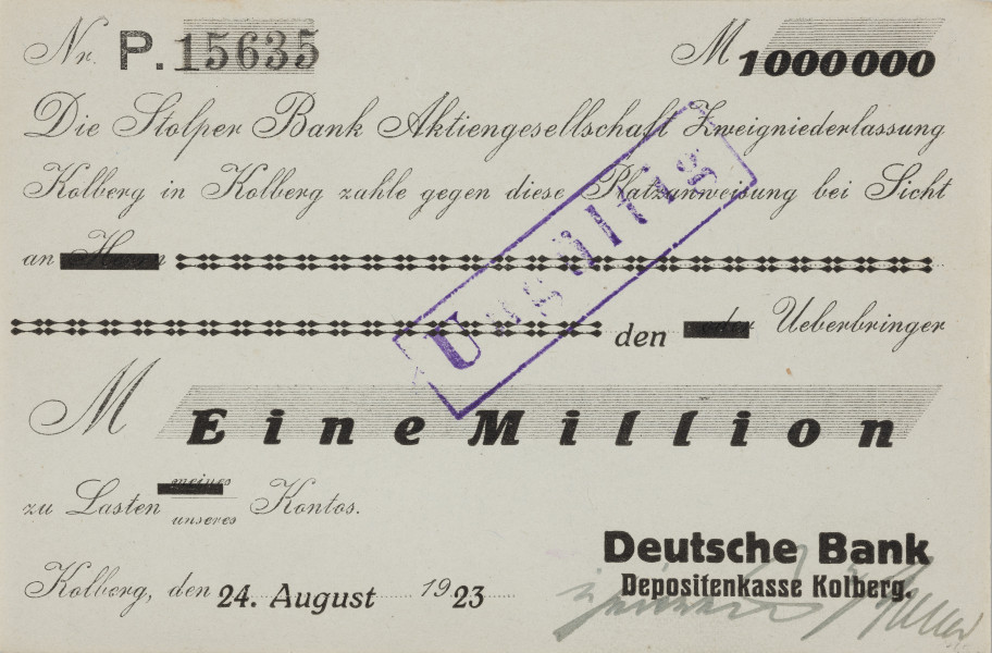 1 milion marek - Ujęcie z przodu; Na awersie czarny druk kursywą: Die Stolper Bank Aktiongesellschaft Zweigniderlassung/ Kolberg in Kolberg zahle gegen diese Platzanweisung bei Sicht/ an Herrn (ostatnie słowo zadrukowane poziomą belką, natomiast miejsce na wpisanie personaliów beneficjenta zadrukowane podwójnym ciągiem rąbów połączonych w pary wydłużonym ramieniem), i dalej: den oder (zadrukowane poziomą belką) Ueberbringer/ M a na poddruku z poziomych kresek w miejscu na wpisanie kwoty, czarny nadruk grubą czcionką: Eine Million/. Niżej napis: zu Lasten meines (ostatnie słowo zadrukowane czarną poziomą belką) - unseres Kontos. W lewym dolnym narożniku data: Kolberg, den 24. August 1923 (częściowo dodrukowana czarną grubszą czcionką). W prawym dolnym narożniku grubą prostą czarną czcionką dodrukowany napis: Deutsche Bank/ Depositenkasse Kolberg oraz odręczny podpis czarnym (obecnie wyblakłym) atramentem. W lewym górnym narożniku, na liniowym poddruku numer emisyjny: Nr. P. 15635 (oznaczenie serii oraz cyfry nadrukowane czarnym tuszowym numeratorem). W prawym górnym narożniku, na liniowym poddruku nominał: M 1 000 000 (dodrukowany grubszą czarną czcionką).